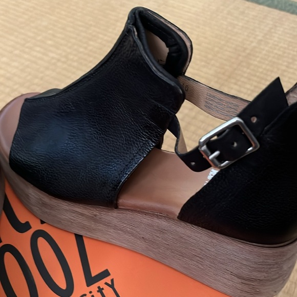 Miz-mooz black platform sandels - Picture 5 of 7